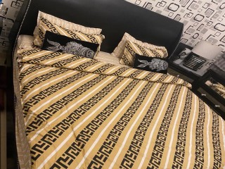 سرير اسود جلد فقط السرير للبيع
