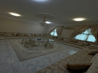كنب مع الستارة + لمبة الثريا + الطاولات