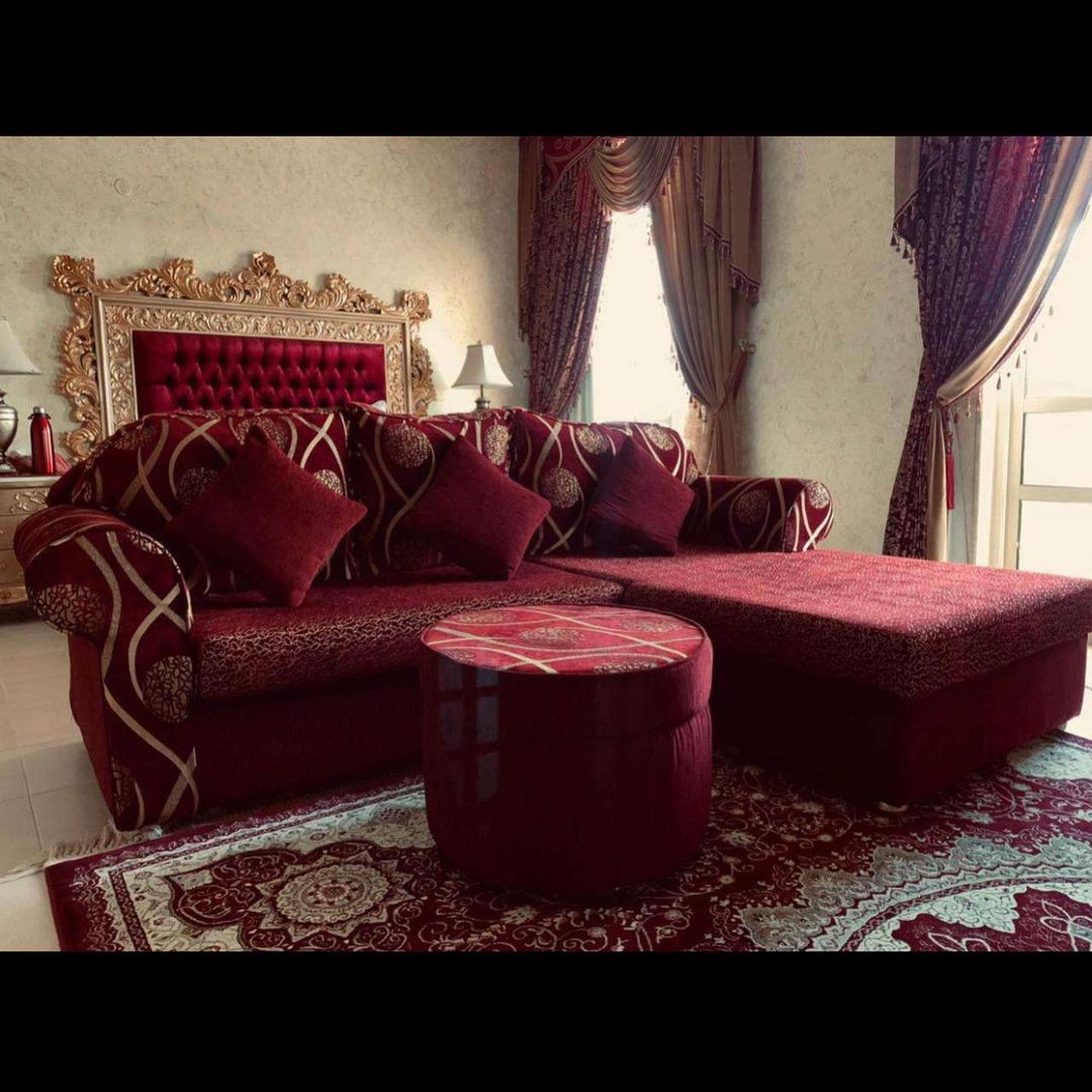 كنب مع الطاولة بحالة ممتازة يكفي 3 -4اشخاص