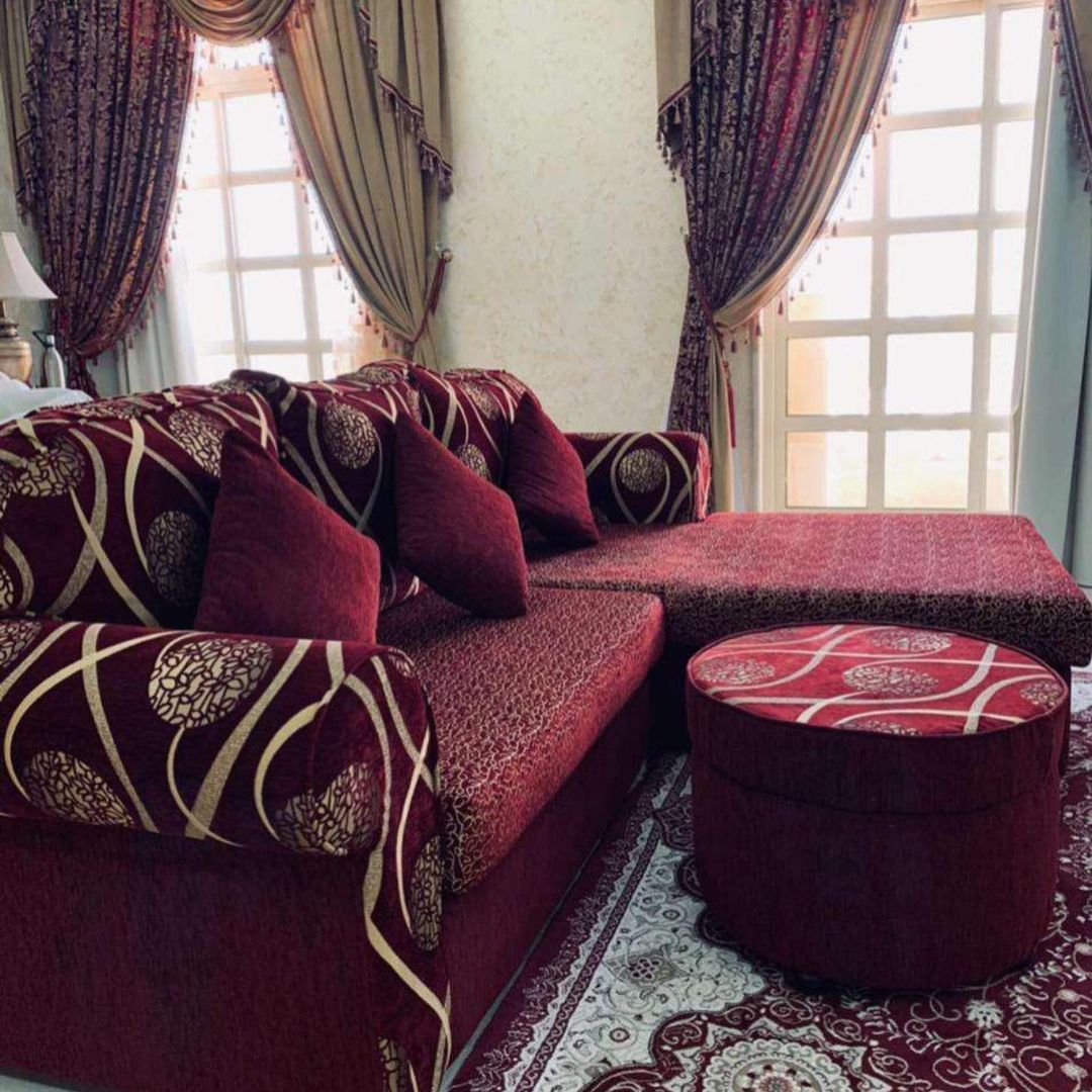 كنب مع الطاولة بحالة ممتازة يكفي 3 -4اشخاص