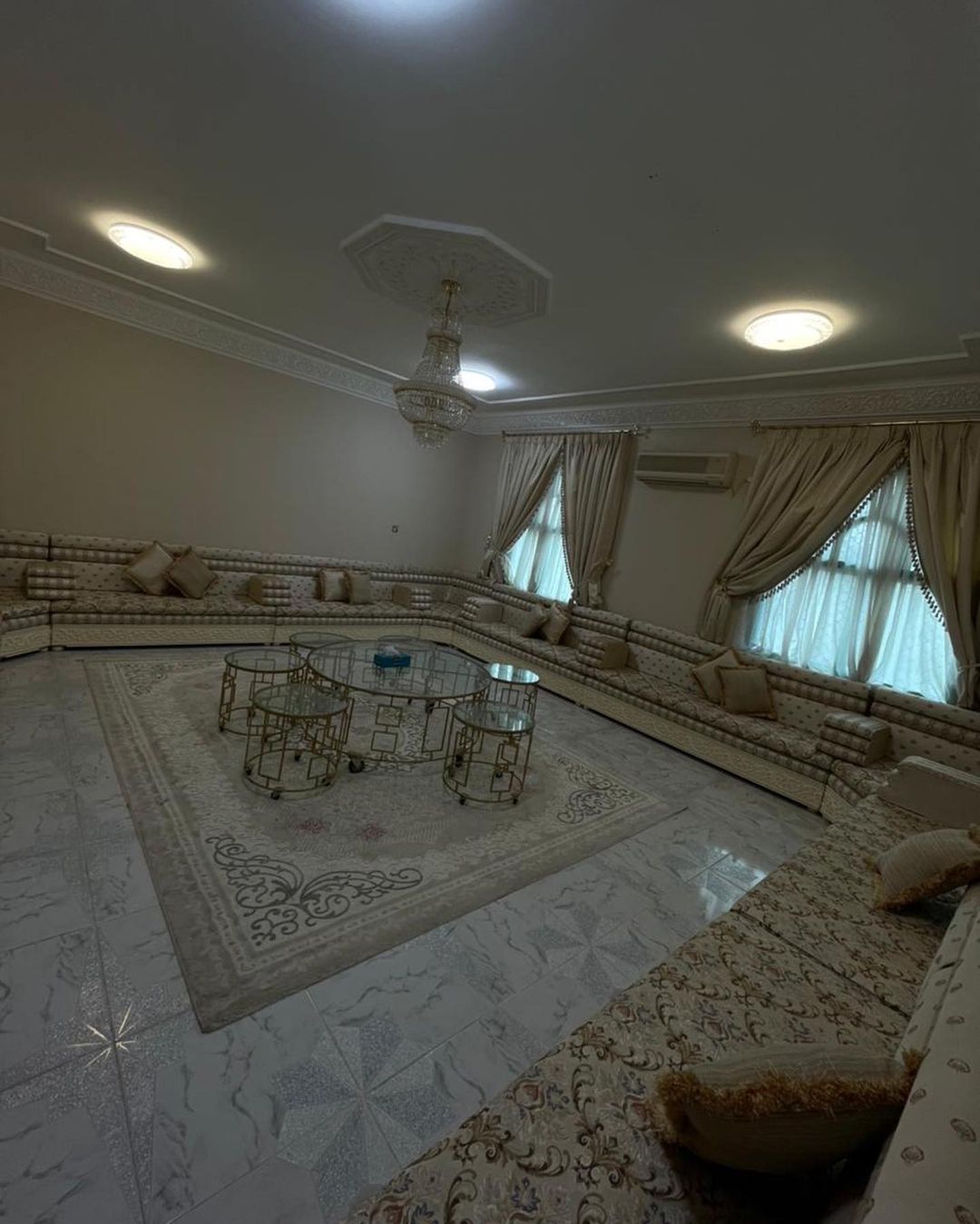 كنب مع الستارة + لمبة الثريا + الطاولات