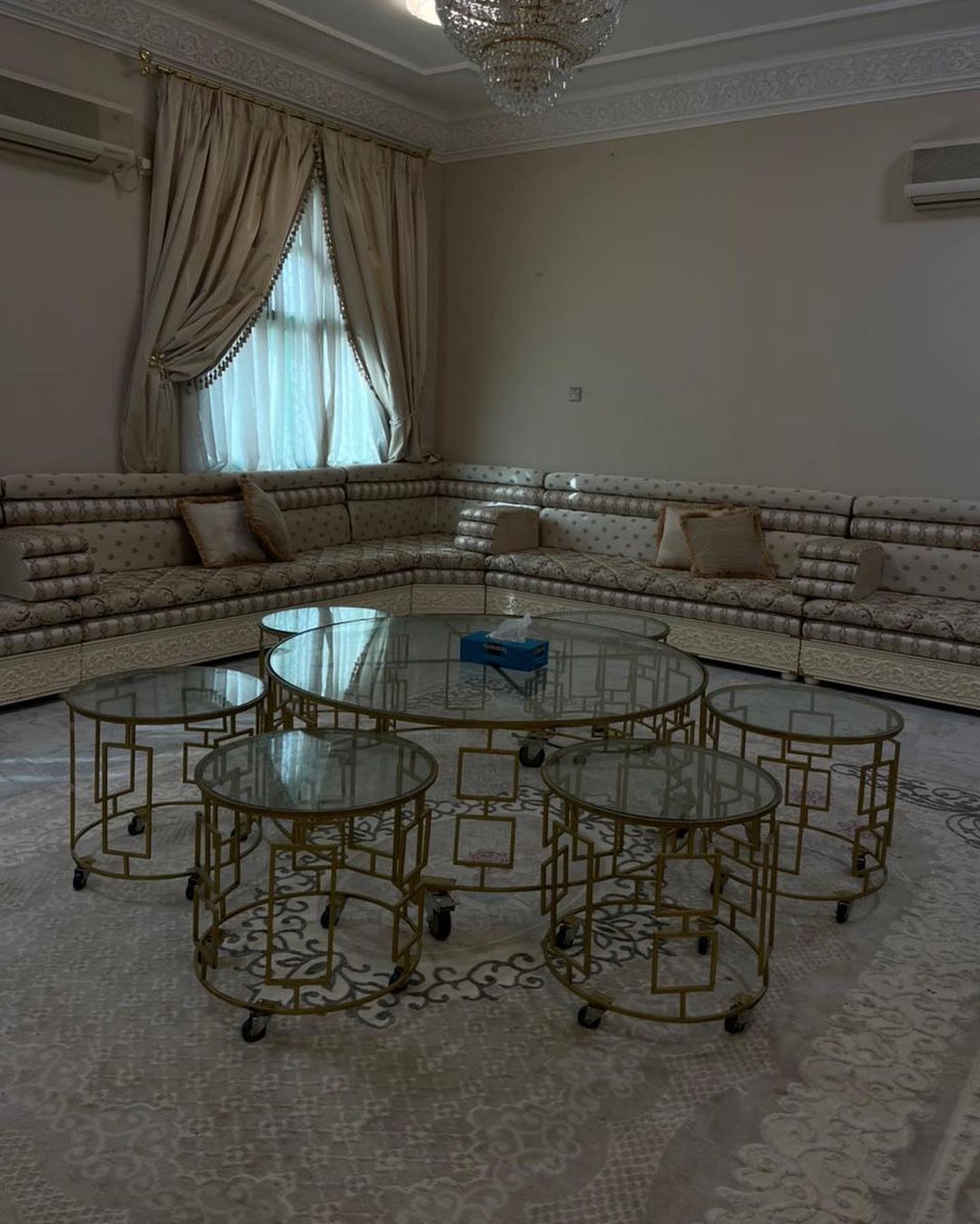 كنب مع الستارة + لمبة الثريا + الطاولات