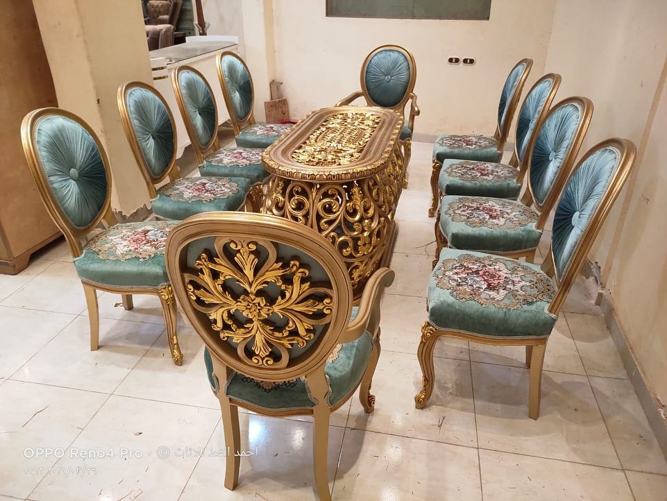 طاولة مع 10 كراسي جديدة 