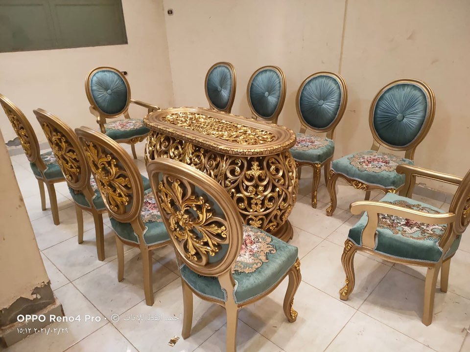 طاولة مع 10 كراسي جديدة 