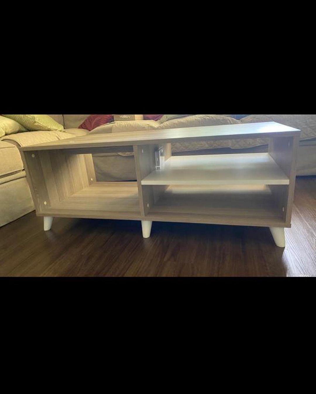 مكتبة مع تلفزيون