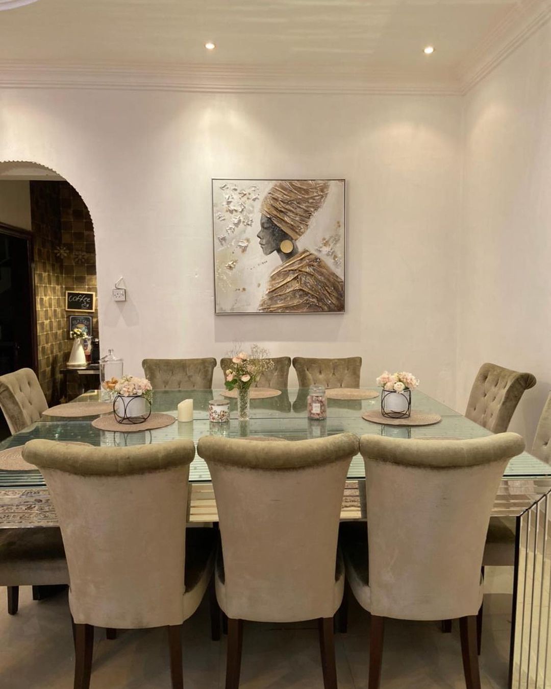 طاولة طعام ل10اشخاص