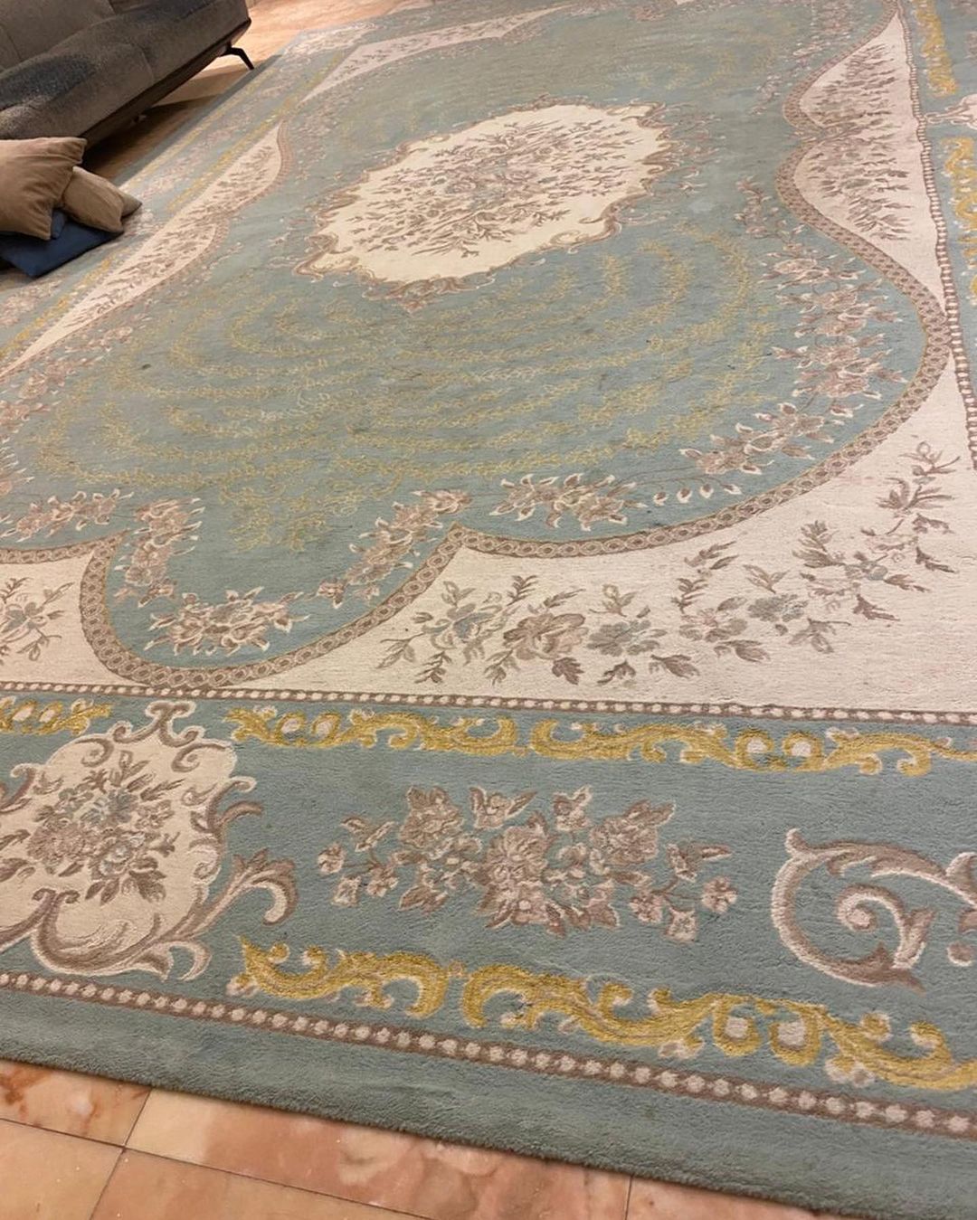طاولة طعام+جلسة كنب +سرير اطفال +مكتبة زاوية