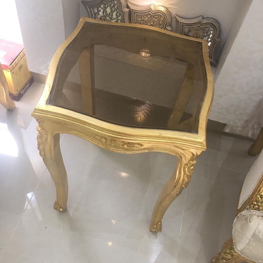 كنبات ل 15 شخص و4كراسي فردية مع 4 طاولات صغار وطاولتين كبار 