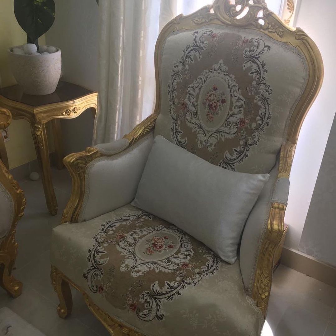 كنبات ل 15 شخص و4كراسي فردية مع 4 طاولات صغار وطاولتين كبار 