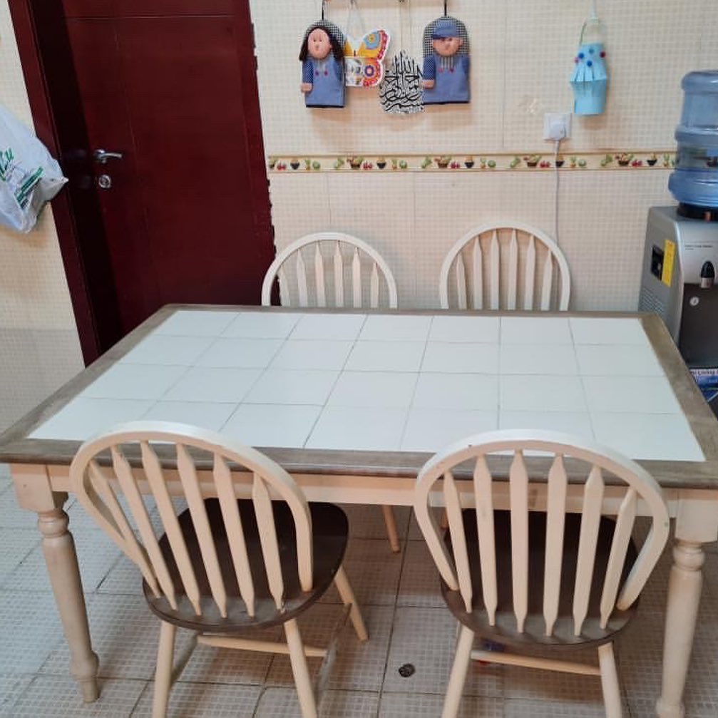 طاولة مع كراسي ما فيها عيوب