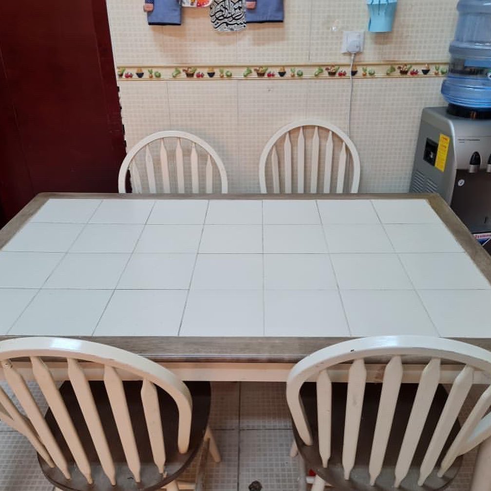 طاولة مع كراسي ما فيها عيوب