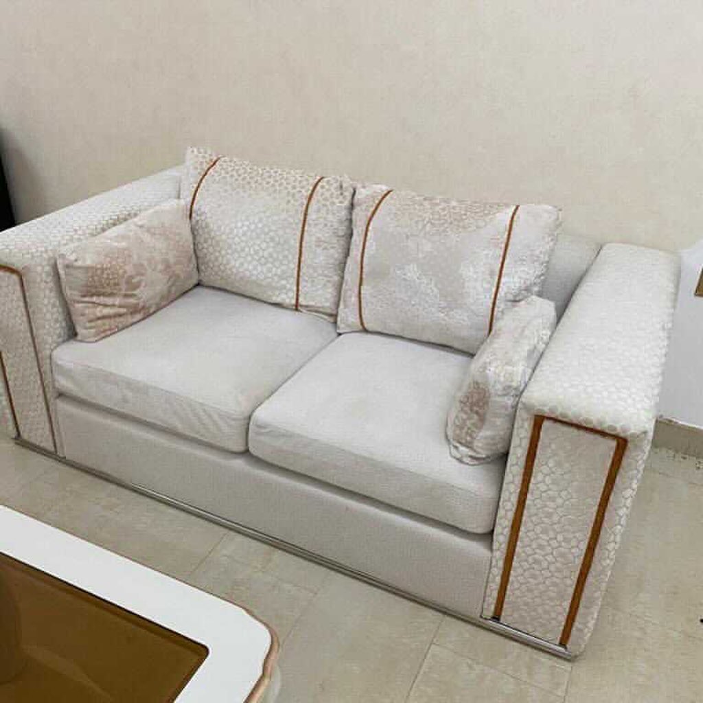 للبيع طقم كنب كامل بحاله ممتازه مع طاوله 