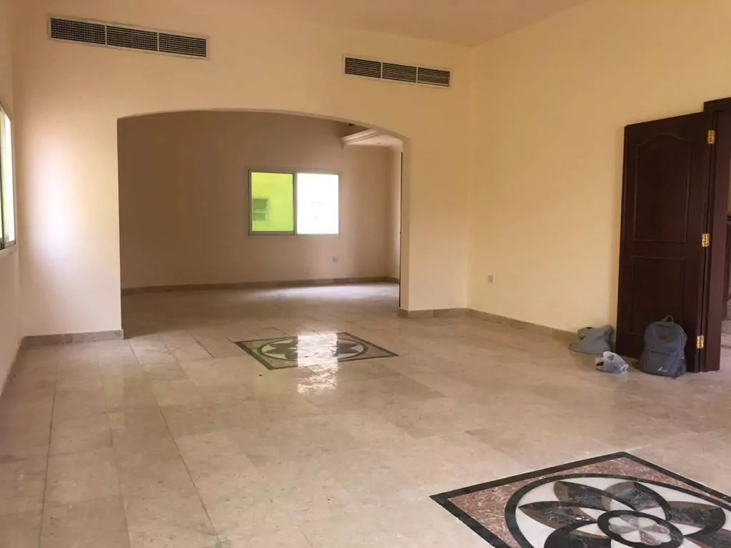 للإيجار فيلا في مدينة خليفة أ