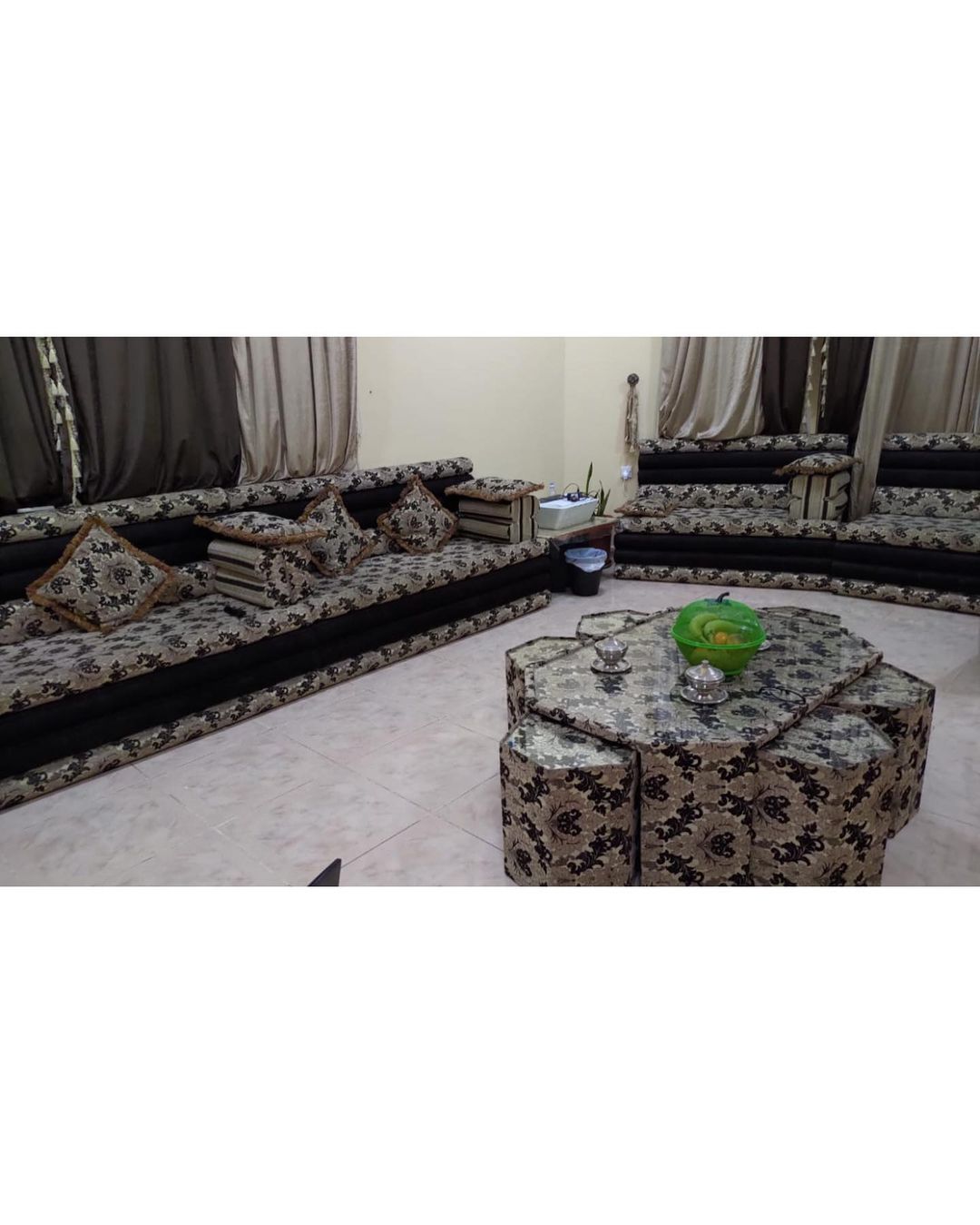 جلسة عربية نظيفة قليلة الاستخدام 