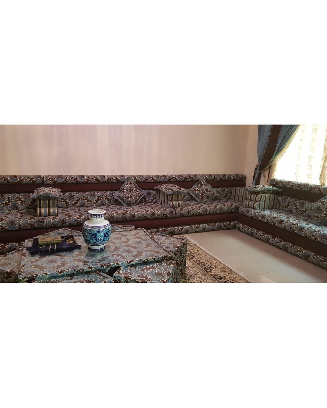 جلسة عربية نظيفة قليلة الاستخدام 