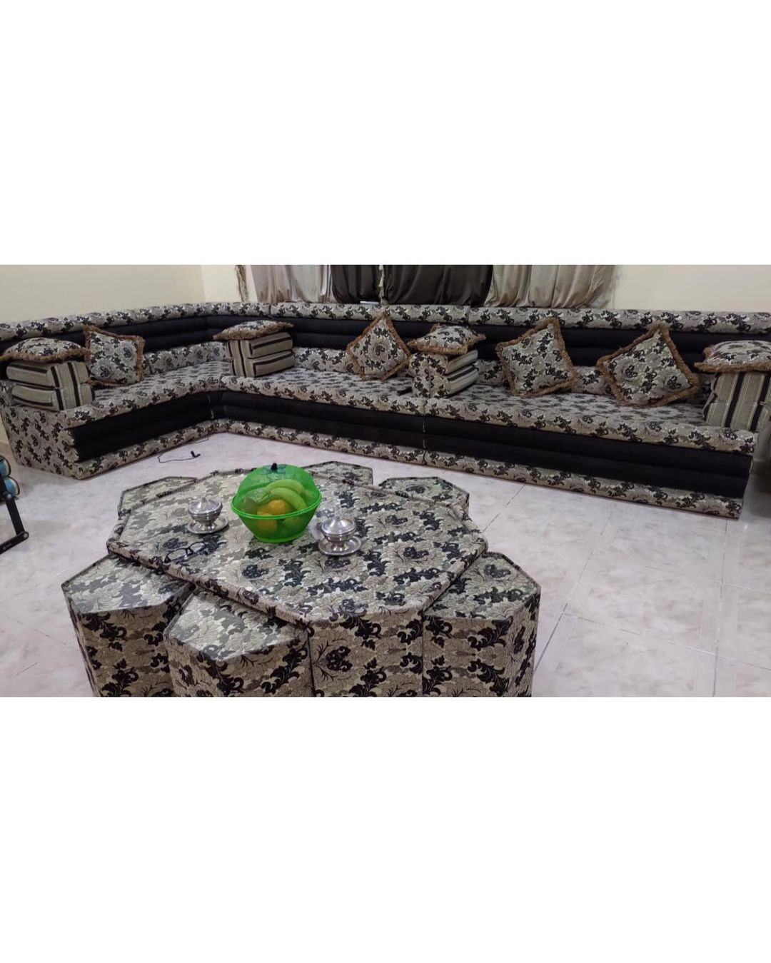 جلسة عربية نظيفة قليلة الاستخدام 