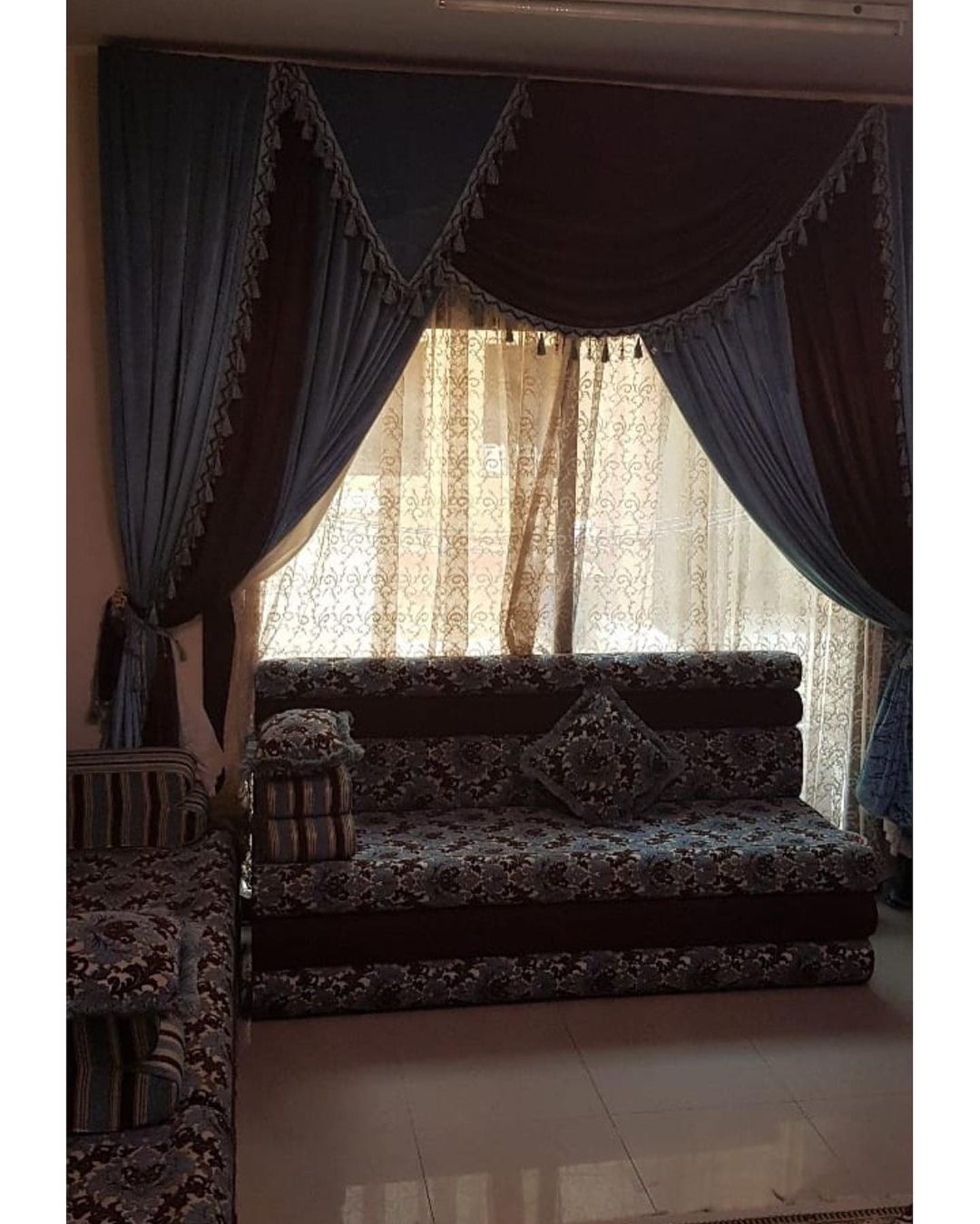 جلسة عربية نظيفة قليلة الاستخدام 