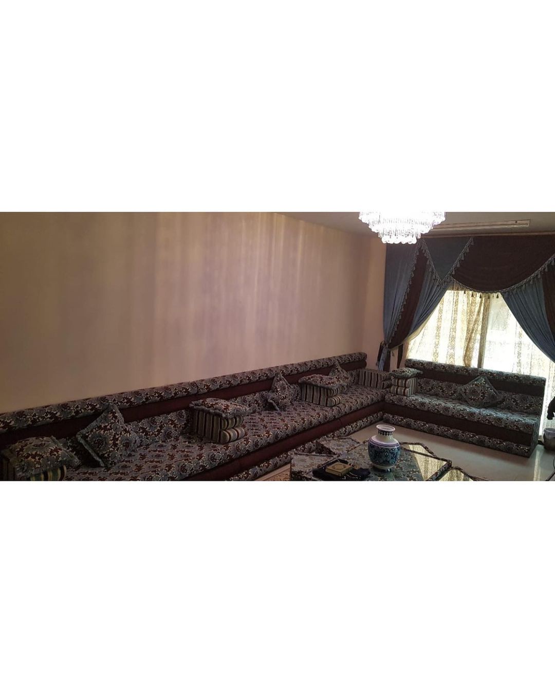جلسة عربية نظيفة قليلة الاستخدام 