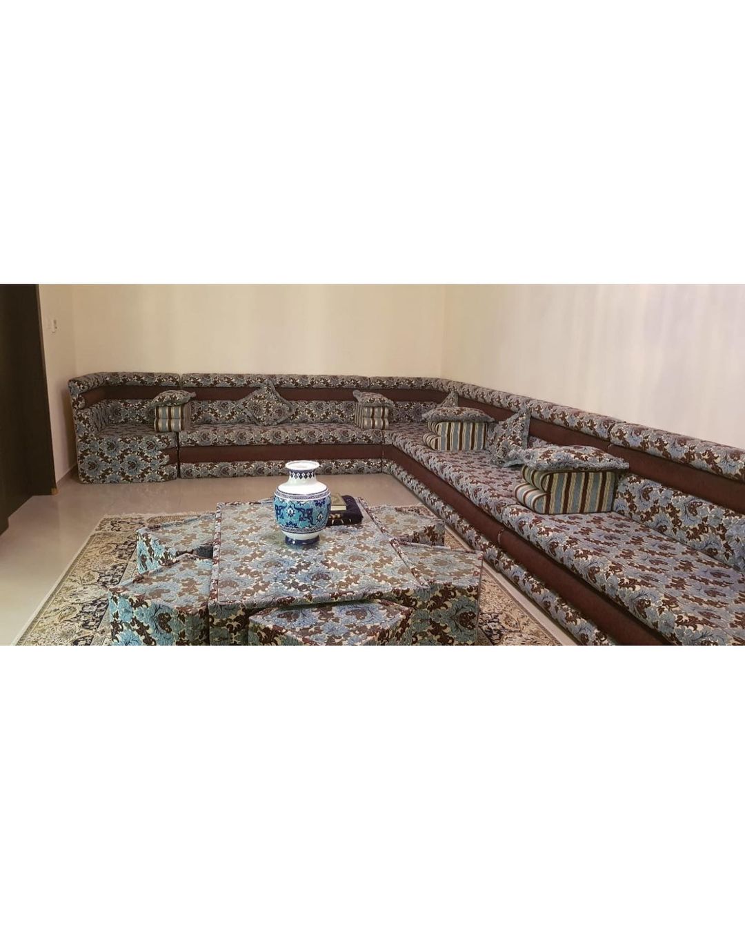 جلسة عربية نظيفة قليلة الاستخدام 