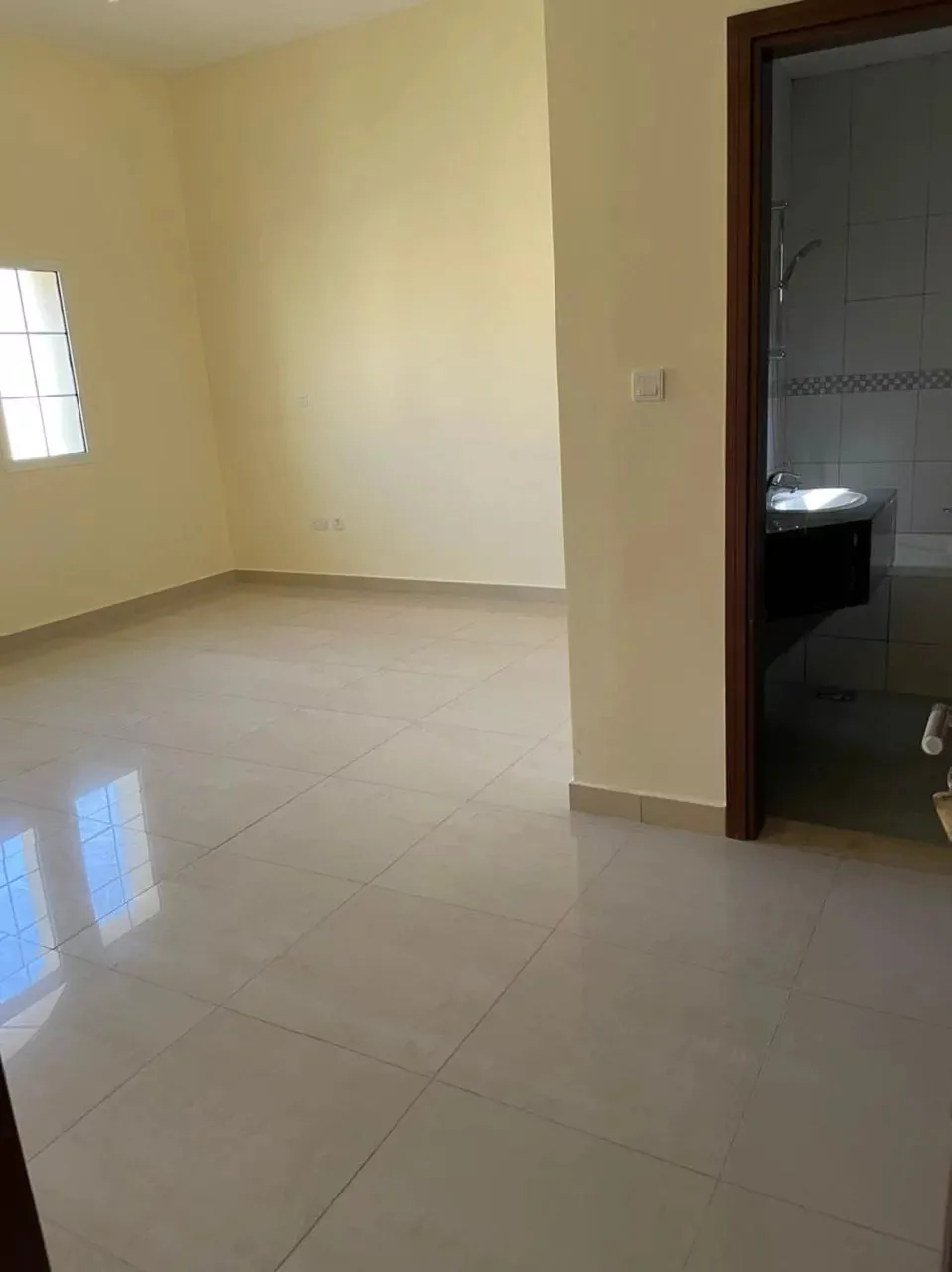 فيلا زاوية للإيجار في مجمع بوابة الشرق.