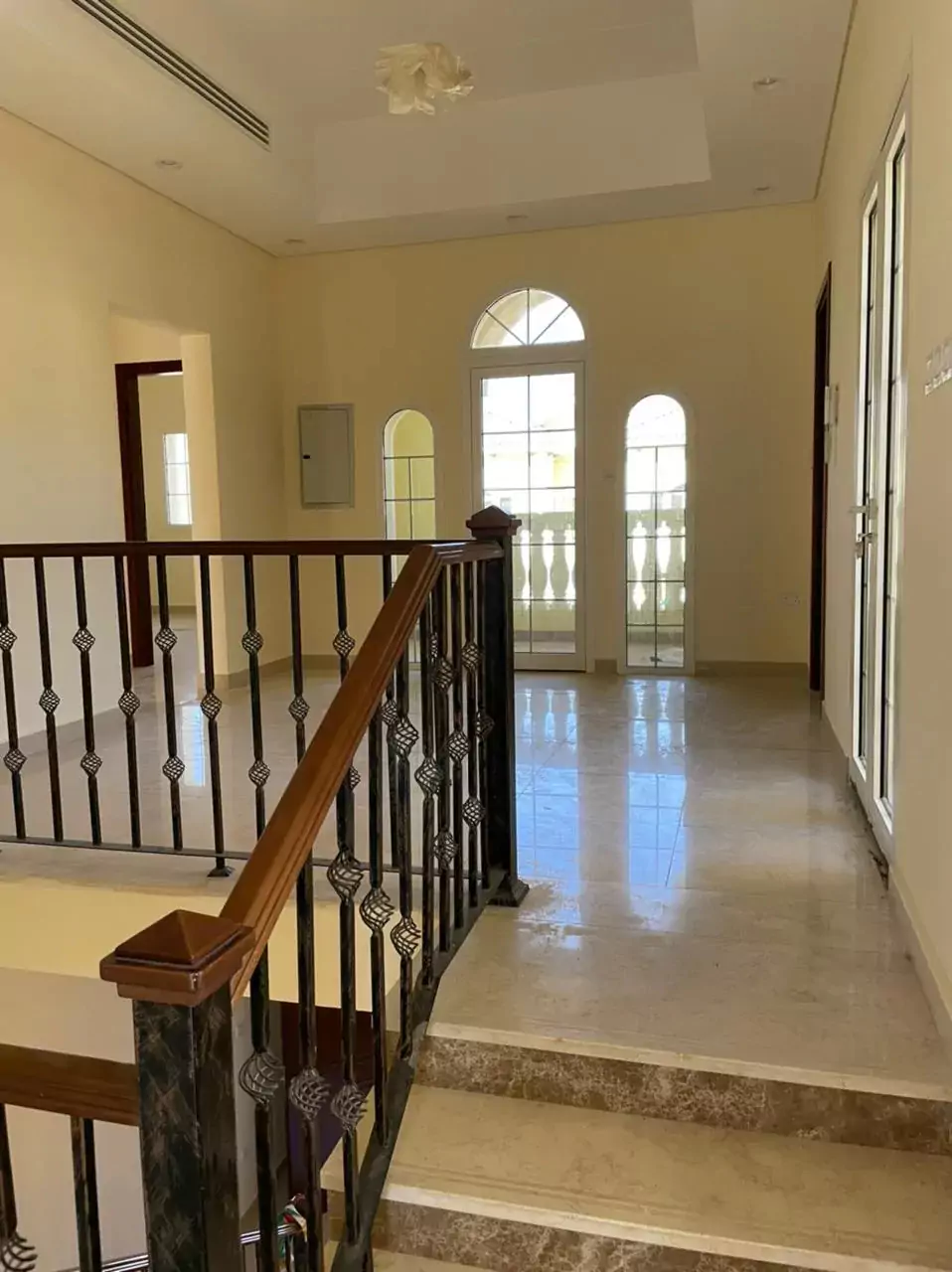 فيلا زاوية للإيجار في مجمع بوابة الشرق.