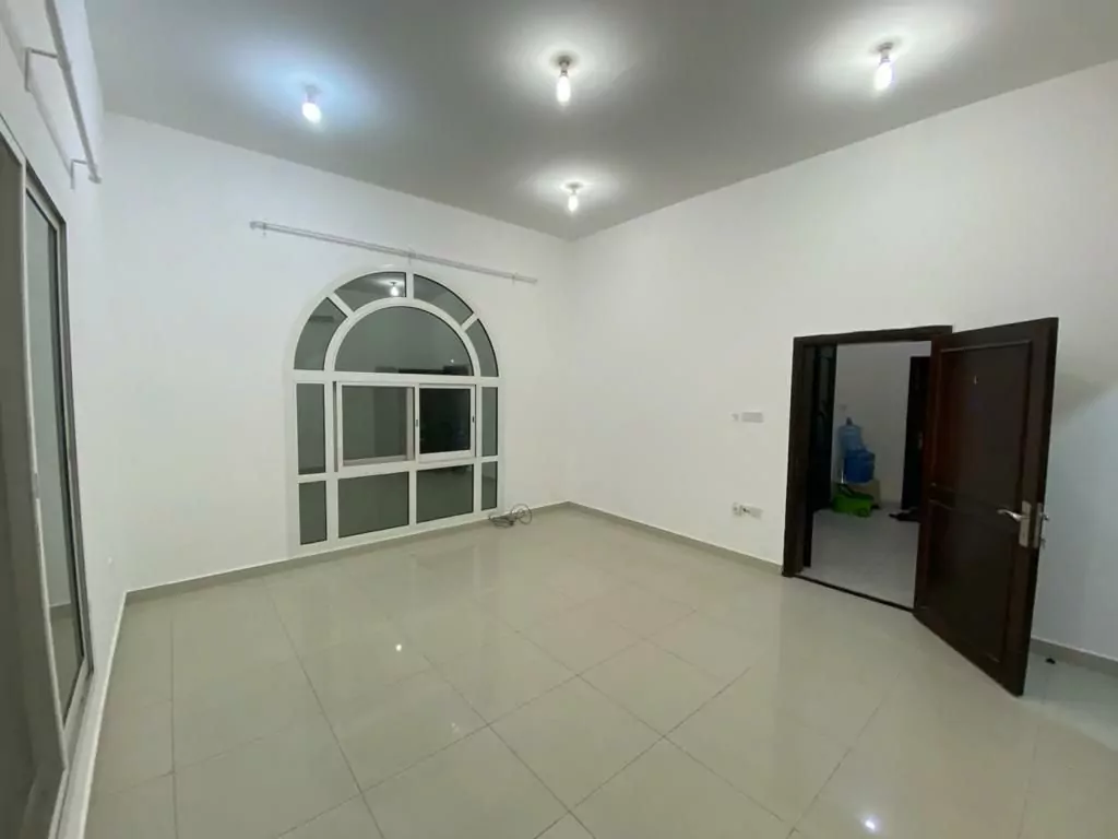 استوديو طابق أرضي للإيجار داخل مدينة خليفة أ